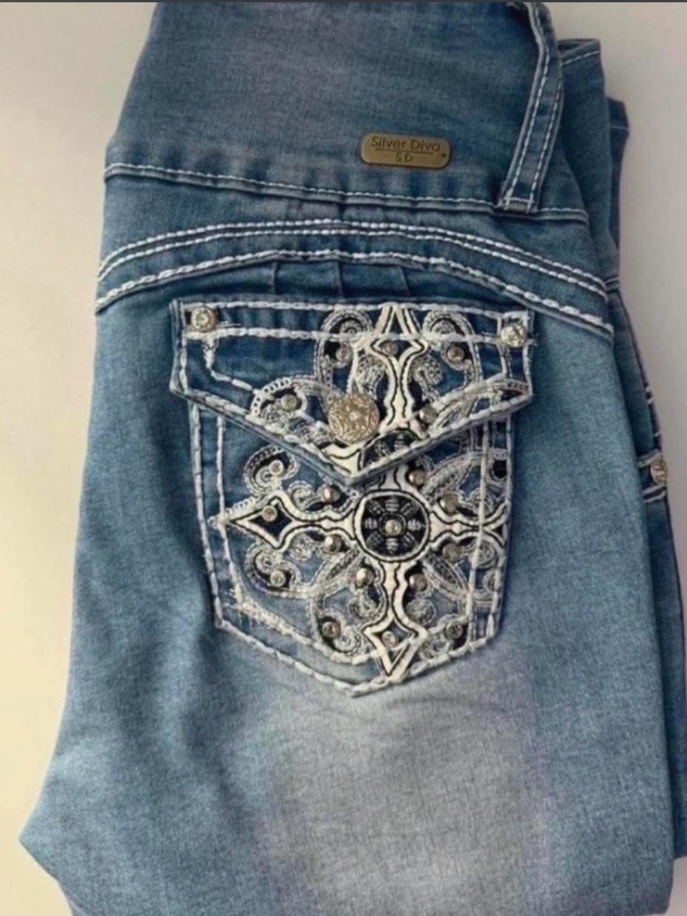 Silver Jeans Women's Blue Boot Cut Jeans with Embroidered Pocket